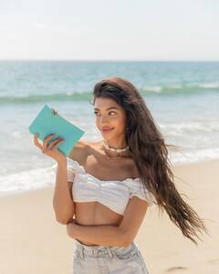 Alanna Panday: अनन्या पांडे की बहन ने समंदर किनारे दिखाई ग्लैमरस अदाएं, तस्वीरें देख उड़ जाएंगे आपके होश