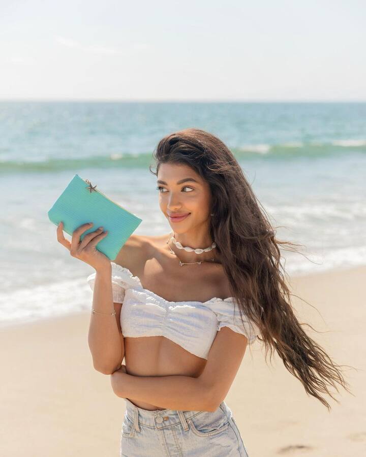 Alanna Panday Latest Photos: बॉलीवुड एक्टर चंकी पांडे (Chunky Panday) की भतीजी और अनन्या पांडे (Ananya Panday) की कजिन अलाना पांडे (Alanna Panday) अपने ग्लैमरस अदाओं को लेकर अक्सर ही चर्चाओं में बनी रहती हैं.