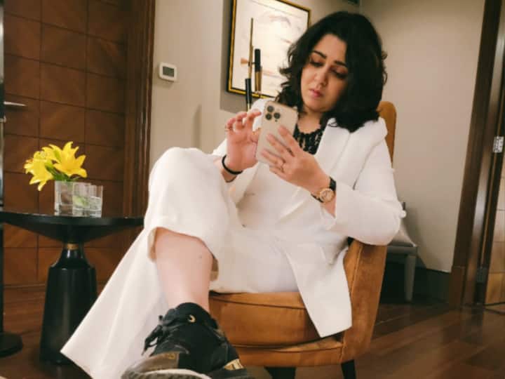 actress charmme kour takes a break from social media Charmme Kaur: బతకండి, బతకనివ్వండి - ట్విట్టర్‌కు బ్రేక్ చెబుతూ ఛార్మీ కామెంట్స్