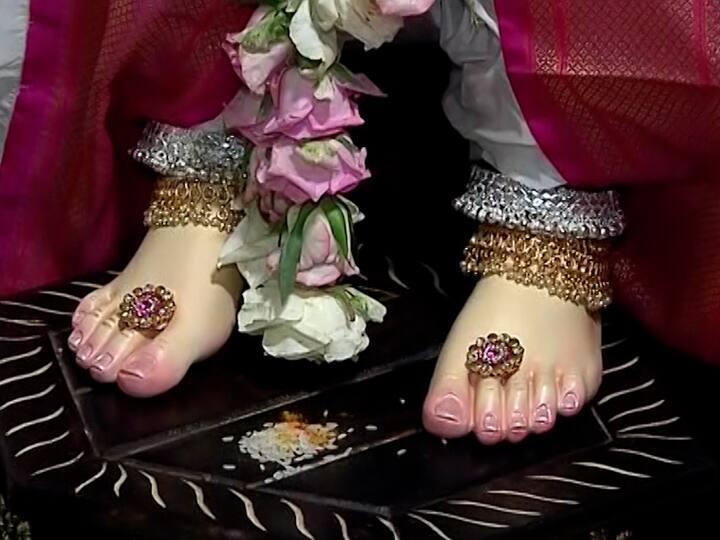 एका गौरीचे वजन हे जवळपास 80 किलो एवढे असून त्या 100 वर्ष टिकतील असा अंदाज वर्तविण्यात आला आहे. या गौराईंचे केस, डोळे, कान, ओठ हे अत्यंत हुबेहूब असे आहेत.