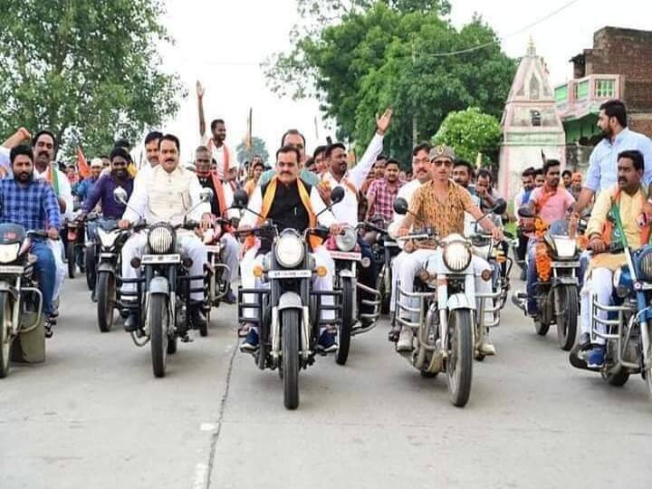 MP: BJP state president and workers were seen rallying without wearing helmet in Singrauli ann MP News: बीजेपी प्रदेश अध्यक्ष की रैली में उड़ी ट्रैफिक नियमों की धज्जियां, बिना हेलमेट के बाइक दौड़ाते दिखे नेता-कार्यकर्ता