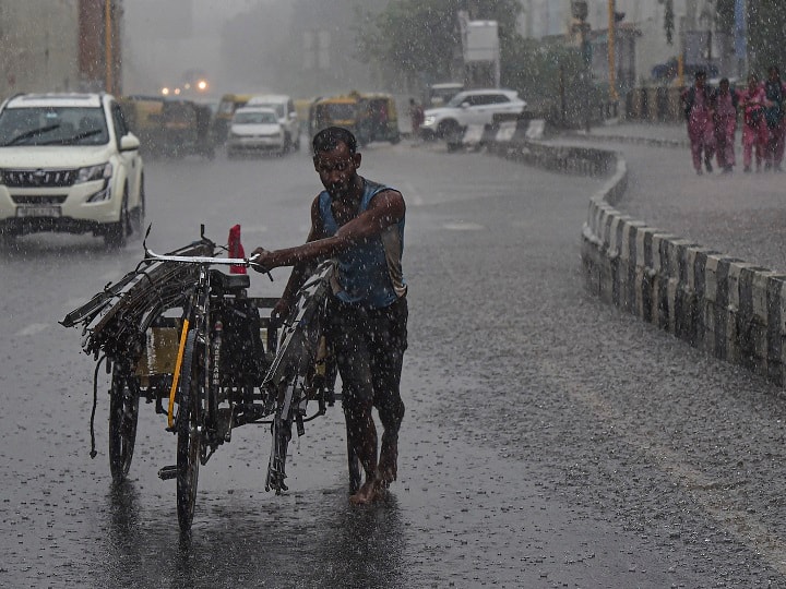 Today Weather Forecast Easter Uttar Pradesh 16 district on alert for rain in next 48 hours UP Weather Update: पूर्वांचल के 15 जिलों में भारी बारिश की संभावना, येलो अलर्ट जारी, जानिए- अगले 48 घंटे तक कैसा रहेगा मौसम