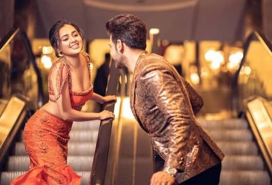 આ તસવીરોમાં તમે જોઈ શકો છો કે કરણ કુન્દ્રા અને તેજસ્વી પ્રકાશ એકબીજાના પ્રેમમાં ખોવાયેલા જોવા મળે છે.