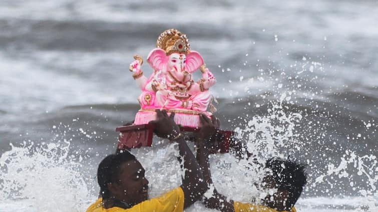 Mumbai Ganesh Visarjan BMC Mumbai Maha Nagar Palika Ganeshotsav 2022 Ganpati Visarjan 9 September Ganpati Visarjan Mumbai Ganesh Visarjan : गणेश विसर्जनासाठी मुंबई महापालिकाही सज्ज; BMCकडून जय्यत तयारी, ऑनलाईन सुविधाही उपलब्ध