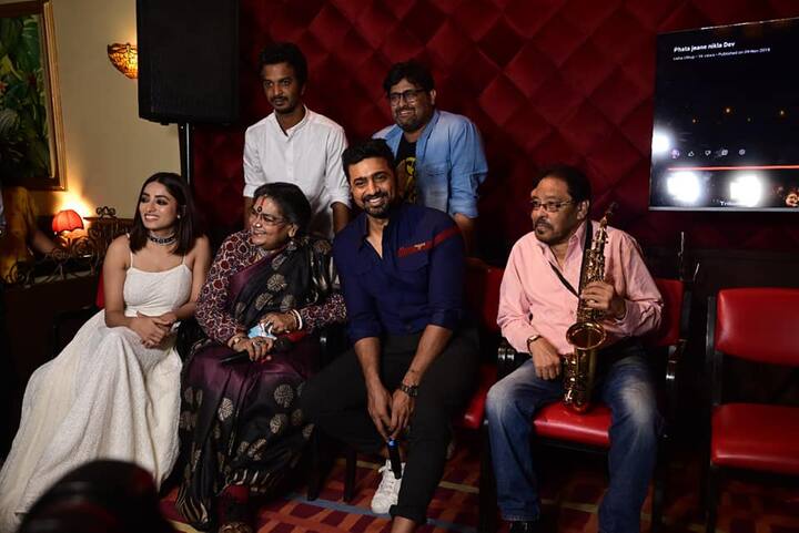 দেব, ইশা.. আর তাঁদের মনের গল্প । সদ্য মুক্তি পেয়েছে 'কাছের মানুষ' (Kacher Manush)-এর প্রথম গান 'চুম্বক মন'।  উষা উত্থুপের গলায় 'চুম্বক মন' দর্শকদের মন ছুঁয়ে গিয়েছে।