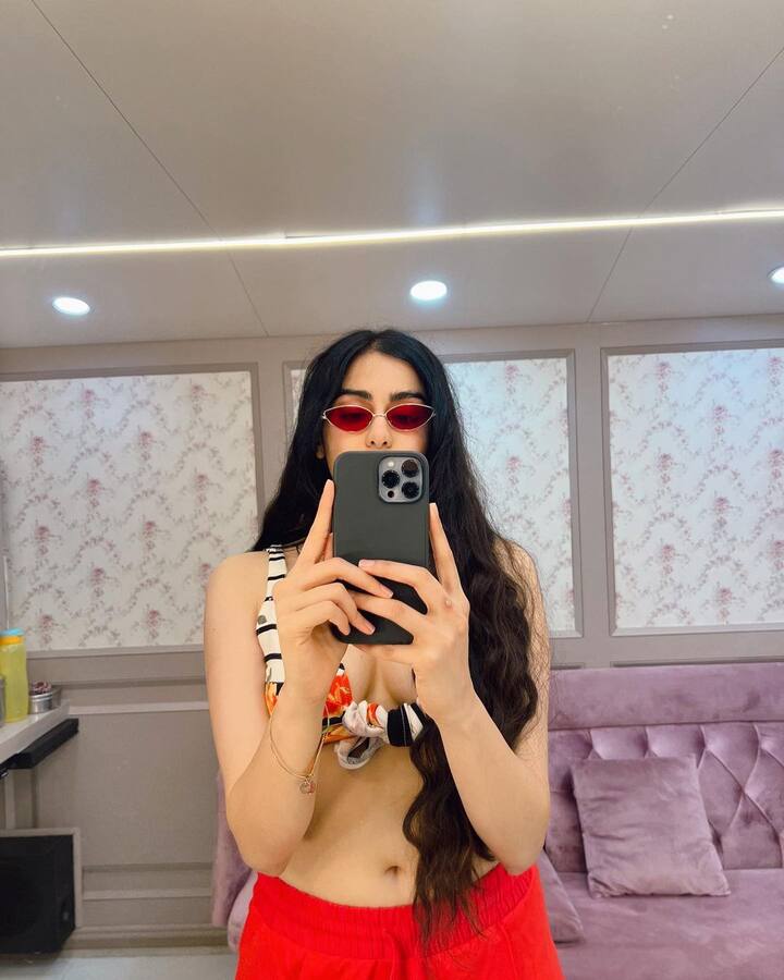 મુંબઇઃ  એક્ટ્રેસ અદા શર્માનો બોલ્ડ અંદાજ સોશિયલ મીડિયામાં વાયરલ થયો છે. અભિનેત્રીએ પોતાના ઈન્સ્ટાગ્રામ પર હોટ તસવીરો શેર કરી છે.