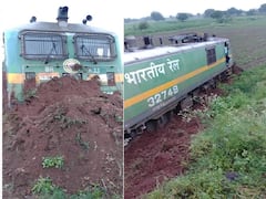 PHOTO: काय म्हणता? मालगाडी रुळावरुन घसरुन थेट शेतात...! करमाळ्यातील घटना