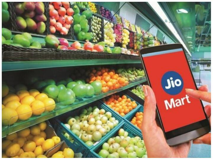 रिलायंस ने ईशा अंबानी का परिचय रिलायंस के रिटेल कारोबार के मुखिया के तौर पर कराया है. रिलायंस रिटेल एक साल में देशभर में 2500 नए स्टोर खोलने की तैयारी में है. AGM 2022 में भी ईशा अंबानी ने जियोमार्ट की प्लानिंग का जिक्र किया था.