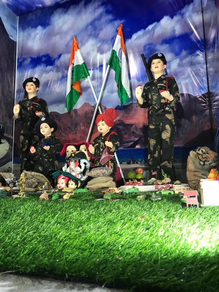 गरुड जोडप्याने आपल्या घरगुती गणपतीच्या समोर स्वातंत्र्याच्या अमृत महोत्सवाचा देखावा साकारला आहे.