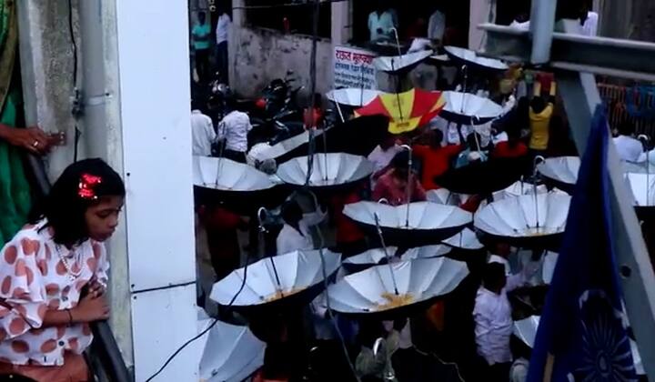 गेल्या अनेक वर्षांपासून राजुरीच्या ग्रामस्थांनी ही परंपरा जोपासली जाते.