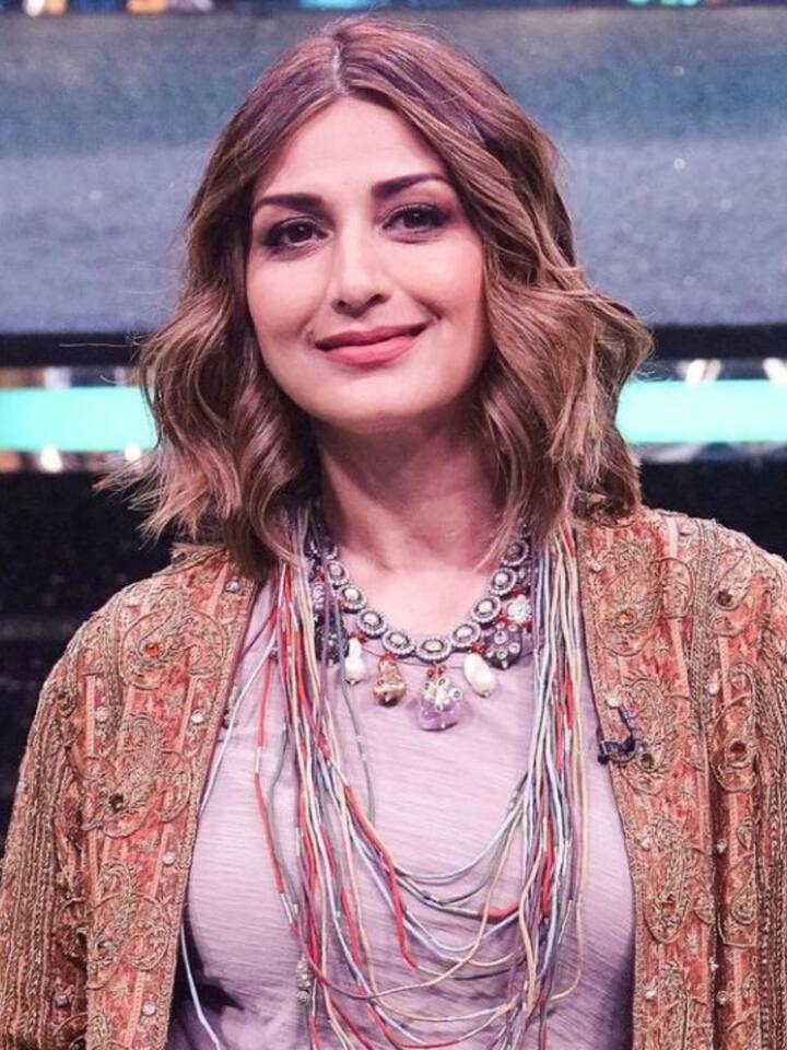 लंबे समय से पर्दे से दूर कैंसर से जंग लड़ने के बाद सोनाली बेंद्रे (Sonali Bendre) ने ओटीटी के जरिए अपनी वापसी की है. वह वेब सीरीज 'द ब्रोकन न्यूज' में नजर आई थीं.