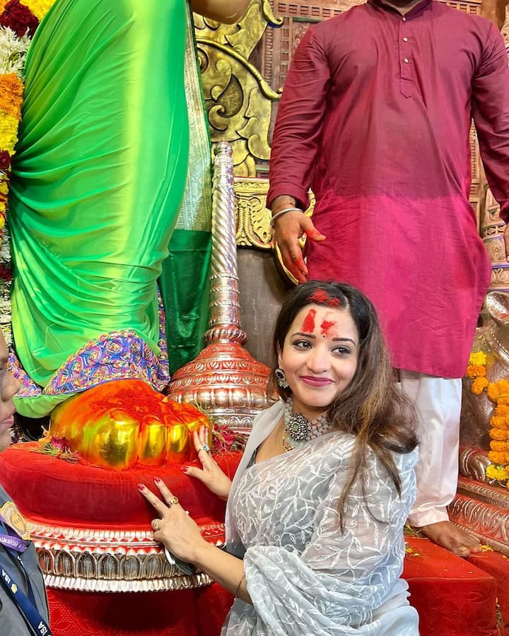 लालबाग के राजा के दरबार में मोनालिसा साड़ी पहनकर दर्शन करने पहुंचीं. वह बेहद खूबसूरत लग रही थीं.