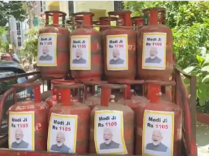 सिलेंडरवर पंतप्रधानांचा हसतमुख फोटो अन् तो संदेश; हैदराबादमधील व्हिडीओ व्हायरल- काय आहे प्रकरण? PM Narendra Modi photo on LPG cylinders TRS hits back at Sitharaman Video Viral सिलेंडरवर पंतप्रधानांचा हसतमुख फोटो अन् तो संदेश; हैदराबादमधील व्हिडीओ व्हायरल- काय आहे प्रकरण?