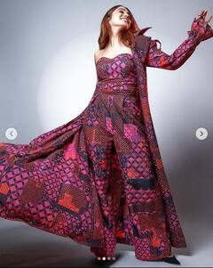 Sharvari Wagh: ਪ੍ਰਿੰਟਿਡ ਡਰੈੱਸ ਪਾ ਕੇ ਸ਼ਾਨਦਾਰ ਪੋਜ਼ ਦਿੰਦੀ ਨਜ਼ਰ ਆਈ ਸ਼ਰਵਰੀ ਵਾਘ, ਕਿਲਰ ਲੁੱਕ ਤੁਹਾਨੂੰ ਕਰ ਦੇਵੇਗਾ ਜ਼ਖਮੀ!