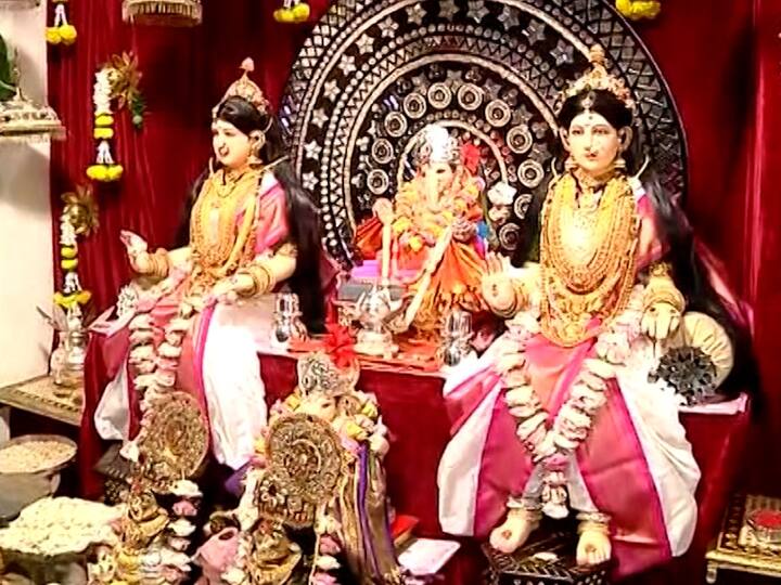 गौरी गणपतीचे हे दृष्य अगदी डोळ्यांचे पारणे फेडणारे आहे.