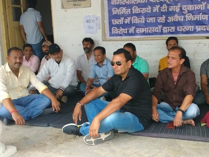 Pithoragarh strike ended on the initiative of Mayukh Mehar MLA illegal construction case in Uttarakhand ANN Pithoragarh: 40 दिनों से चल रहा धरना मयूख महर विधायक की पहल पर हुआ समाप्त, नगरपालिका परिषद में अवैध निर्माण का मामला