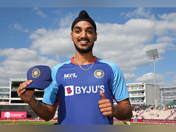 দলে দ্বিতীয় পেসার হিসেবে অর্শদীপ সিংহ রয়েছেন। জাতীয় দলে অভিষেকের পর থেকেই নজর কেড়েছেন তিনি।