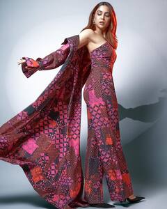 Sharvari Wagh Pics: પ્રિન્ટેડ ડ્રેસમાં કાતિલ પોઝ આપતી જોવા મળી શરવરી