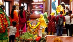 PHOTO : राजुरीत उलट्या छत्र्या धरून प्रसाद झेलण्याचाही अनोखी प्रथा