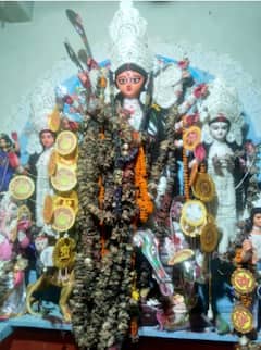 প্রায় ৩০০ বছরের রীতি, এই গ্রামে দড়ি দিয়ে বেঁধে আরাধনা হয় দেবী দুর্গার
