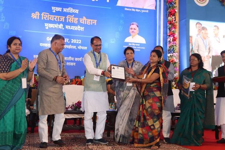 मुख्यमंत्री शिवराज सिंह चौहान ने दीप प्रज्वलित कर कन्या पूजन के बाद कार्यक्रम की शुरुआत की. एक दिवसीय प्रशिक्षण शिक्षक कार्यक्रम में मुख्यमंत्री शिवराज सिंह चौहान ने सभी शिक्षकों को संबोधित करते हुए और कांग्रेस पर कटाक्ष करते हुए कि कुछ लोग विरोध कर रहे हैं. यह आयोजन क्यों किया जा रहा है इतने बड़े-बड़े टेंट क्यों लगाएं जिसमें पंखे भी लगे हैं. उनको कहना चाहता हूं यह हमारे बच्चों के भाग्य विधाता हैं उनके लिए इतना भी नहीं कर सकता हूं क्या.