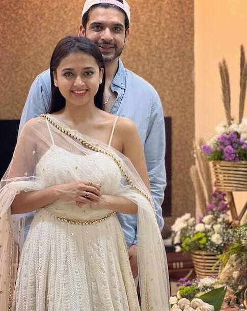 કરણ અને તેજસ્વીના આ ફોટા ખૂબ જ રોમેન્ટિક છે. એસ્કેલેટર પર બંન્ને લિપ લોક કરતા જોવા મળી રહ્યા છે.