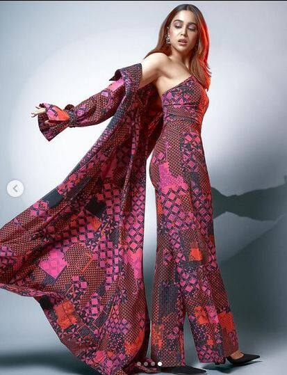 ਪ੍ਰਿੰਟਿਡ ਡਰੈੱਸ ਪਾ ਕੇ ਸ਼ਾਨਦਾਰ ਪੋਜ਼ ਦਿੰਦੀ ਨਜ਼ਰ ਆਈ ਸ਼ਰਵਰੀ ਵਾਘ