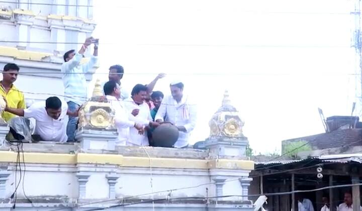 पाचव्या दिवशी काल्याचा प्रसाद तयार करून तो मंदिराच्यावरून खाली उभ्या असलेल्या भक्तांच्या छत्र्यांमध्ये टाकला जातो.