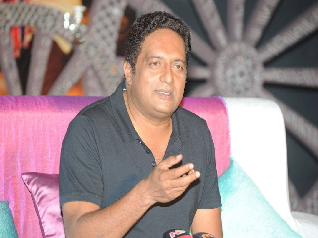 Actor Prakash Raj Counter to FM Nirmala Sitharaman Over PM Modi Flexi Controversy Prakash Raj: మీరు దానధర్మాలు చేయడం లేదు, నిర్మలా సీతారామన్‌కు ప్రకాష్ రాజ్ కౌంటర్!