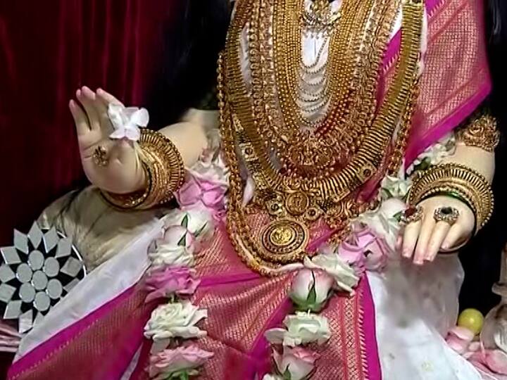 मूर्तीवर सोने चांदीचे जवळपास 5 किलोहून अधिक दागिन्यांची आभूषणे असून मंगळसूत्र, राणीहार, कंबरपट्टा अशा प्रत्येक दागिन्यांनी महालक्ष्मी साकारण्यात आल्या आहेत.