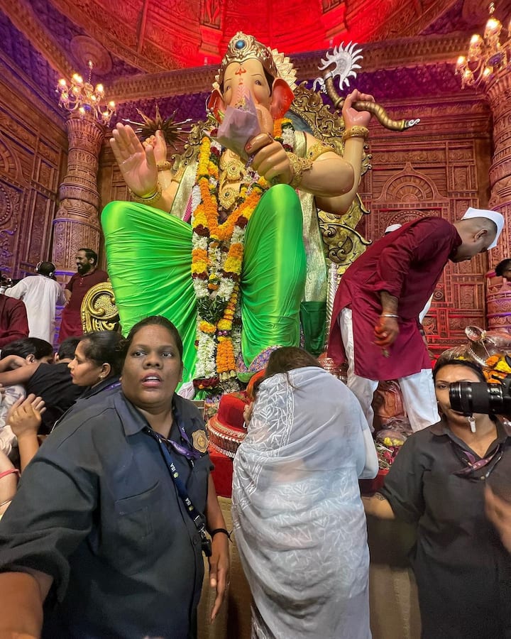 तस्‍वीरों को शेयर करते हुए मोनालिसा ने लिखा, ''इस पल के लिए बरसो इंतजार किया है हमने और कितना अच्‍छा लग रहा है.''