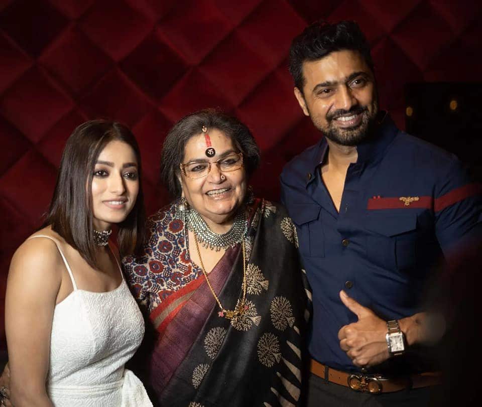 Busty ona bilan kutilmagan jinsiy aloqa Ochiq havoda jinsiy aloqa qilayotgan qizlarning yashirin kamera tasvirlari