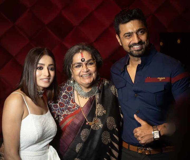 গানের শুরুতেই ইশা দেবকে চারটি খাবারের নাম বলেন, ফুচকা, এগরোল, ঝালমুড়ি আর তেলেভাজা। দেব বেছে নিলেন এগরোল । দেব-ইশার গল্পকে সুরে বাঁধলেন ইশা।