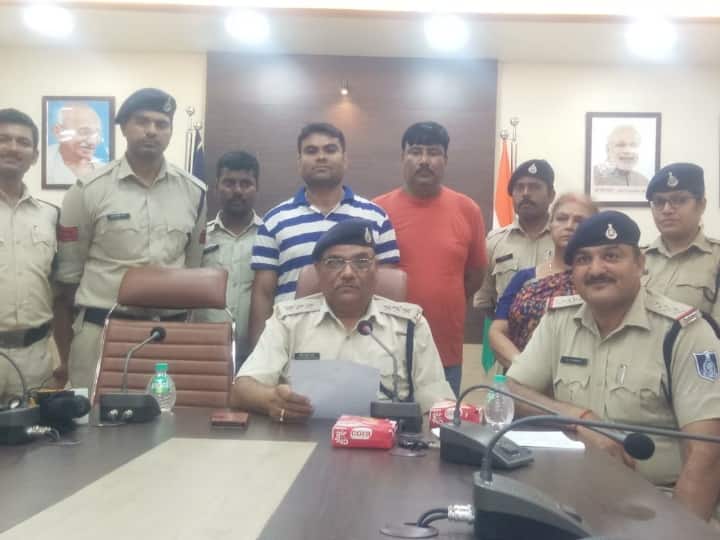 Singrauli Madhya Pradesh Police arrested couple with narcotics 30 grams Smack Recovered ANN Singrauli News: घर के चारों तरफ CCTV कैमरे लगाकर कर रहे थे स्मैक तस्करी, खरीदने के बहाने पहुंची पुलिस तो...