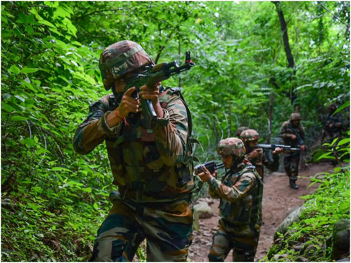 Sticky bombs recovered from a hybrid terrorist in Jammu and Kashmir's Sopore Jammu Kashmir: सुरक्षाबलों ने हाइब्रिड आतंकी से बरामद किए 'स्टिकी बम', बड़ा खतरा टला