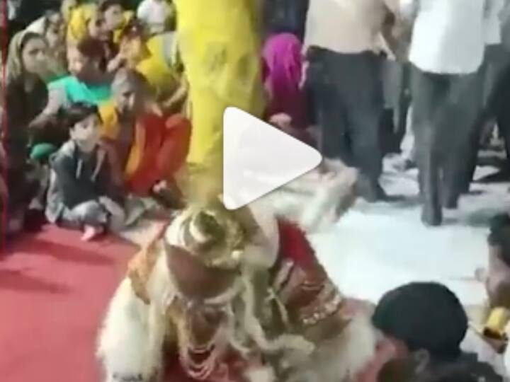 watch video mainpuri dancing in the form of Hanuman in Ganesh Chaturthi, died of heart attack Watch: गणेश चतुर्थी में हनुमान का रूप लेकर डांस कर रहे शख्स की मौत, दिल का दौरा पड़ने के बाद जमीन पर गिरा तो...