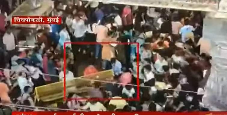 Mumbai Chinchpokli Chintamani Mandal karyakarta beat devotees viral video  Chinchpokali : कार्यकर्त्यांची अरेरावी, चिंचपोकळी मंडळाच्या कार्यकर्त्यांची भाविकाला मारहाण
