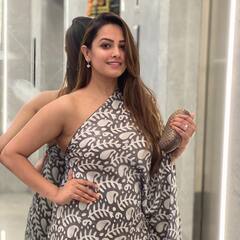 In Pics: अनोखी साड़ी में अनीता हस्सनंदनी ने अपनी खूबसूरती से बढ़ाई फैंस की धड़कनें, देखें तस्वीरें