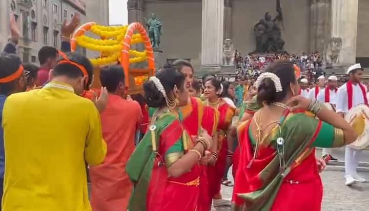 अगदी महाराष्ट्रत ज्या उत्साहात ढोल-ताशा वाजवत, लेझीम खेळत बाप्पाची मिरवणूक काढून हा बाप्पा विराजमान केला जातो