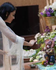 PHOTO : ‘बिग बॉस’ विजेती तेजस्वी प्रकाश रमली बाप्पाच्या भक्तीत, गणपतीसाठी बनवला मोदकांचा प्रसाद!