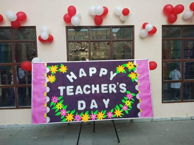 Teacher’s Day 2022: Avoid these mistakes during teacher's day celebration otherwise teacher may be angry Teacher’s Day 2022: ટીચર્સ ડે સેલિબ્રેશન દરમિયાન ન કરો ભૂલો, ટીચર થઈ શકે છે નારાજ