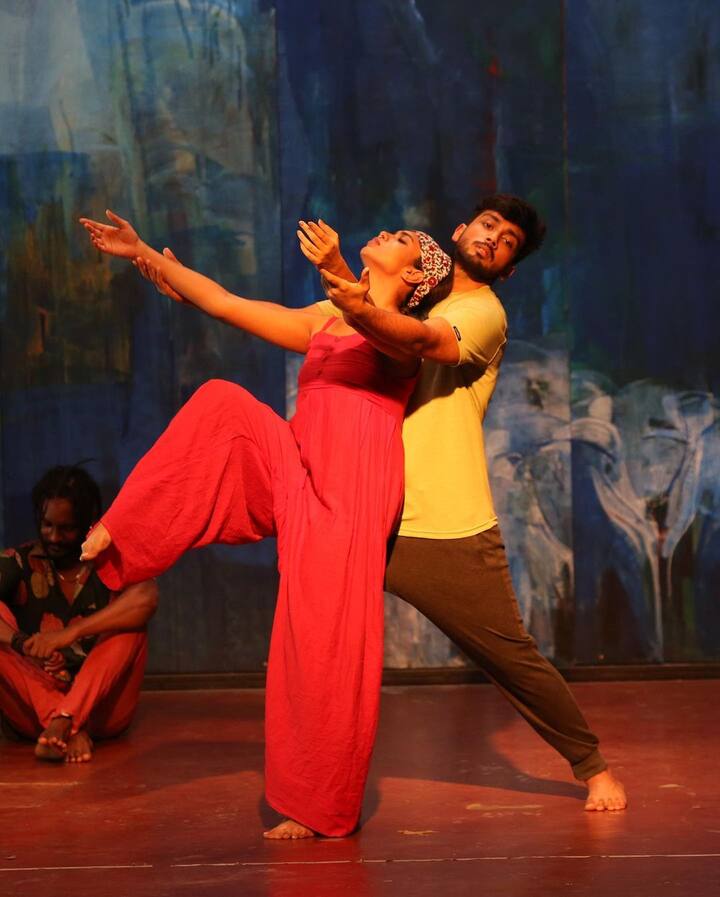 ஹே ஐ என்றால் அது கடவுள் என்றால் அந்த கடவுளின் துகள் அவள்தானா ...