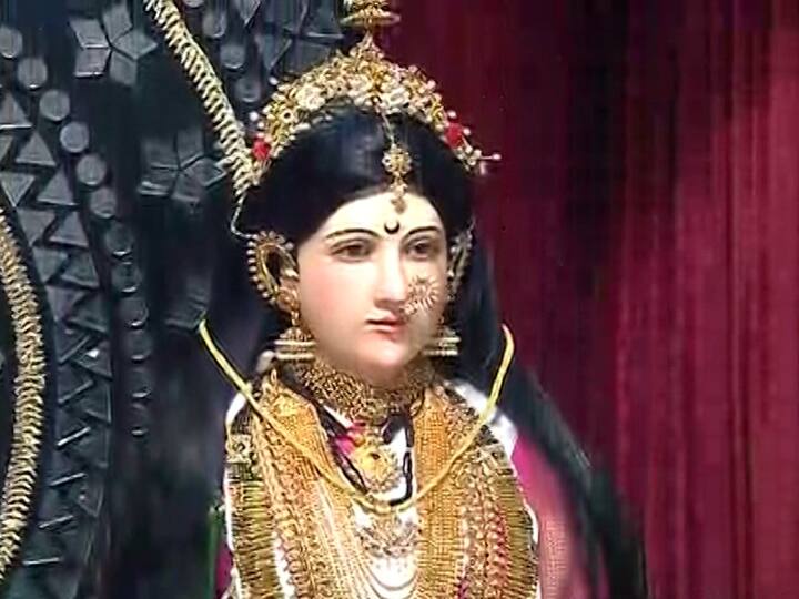 अत्यंत सुंदर, देखणं आणि अनोखं असं रूप या गौराईचं पाहायला मिळतं. लग्न झाल्यानंतर पहिल्यांदाच माहेरी आलेल्या माहेरवाशिणीच्या चेहऱ्यावर जो आनंद बघायला मिळतो अगदी तसाच आनंद या गौरीकडे बघितल्यावर होतो.