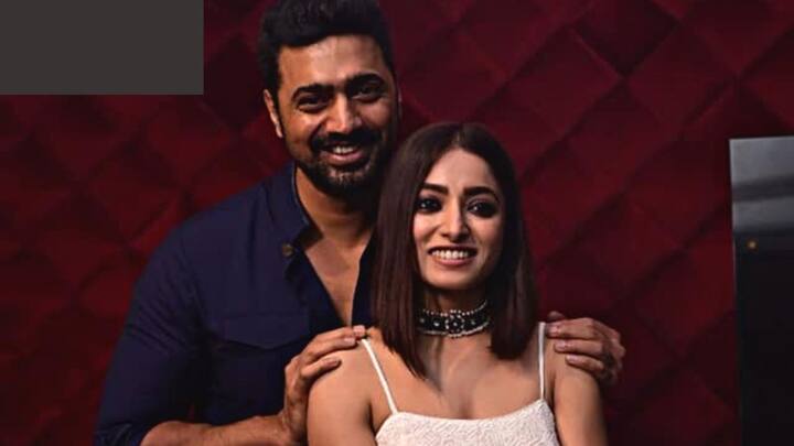 এই ছবি আরও অনেক কারণে বিশেষ ইশার কাছে। 'কাছের মানুষ'-এর সৌজন্যেই প্রথম প্রসেনজিৎ চট্টোপাধ্যায়ের সঙ্গে কাজ করেন ইশা।