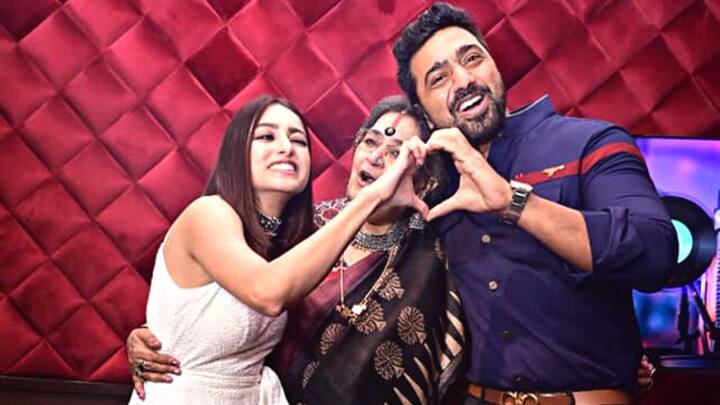 একটি নামজাদা পানশালায় বসেছিল 'চুম্বক মন'-এর আসর। আর সেই আসরেই নিজের গাওয়া গান ঠোঁটে নিয়ে দেবের সঙ্গে পা মিলিয়ে মঞ্চে উঠে পড়লেন উষা উত্থুপ। দেবের হাত ধরেই পা মেলালেন নাচের ছন্দে। তারপরেই সাদা পোশাকে সামিল হলেন ইশাও। বল ডান্সের স্টেপে আসর জমিয়ে দিলেন তারকারা।