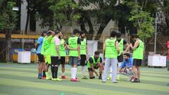 Entertainment: জুহুর ময়দানে চাঁদের হাট, ফুটবল প্র্যাকটিসে বলি-তারকারা