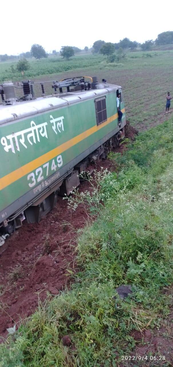 दरम्यान 'घटनेची माहिती मिळताच रेल्वेच्या आपत्कालीन व्यवस्थेचे पथक घटनास्थळी दाखल झाले.