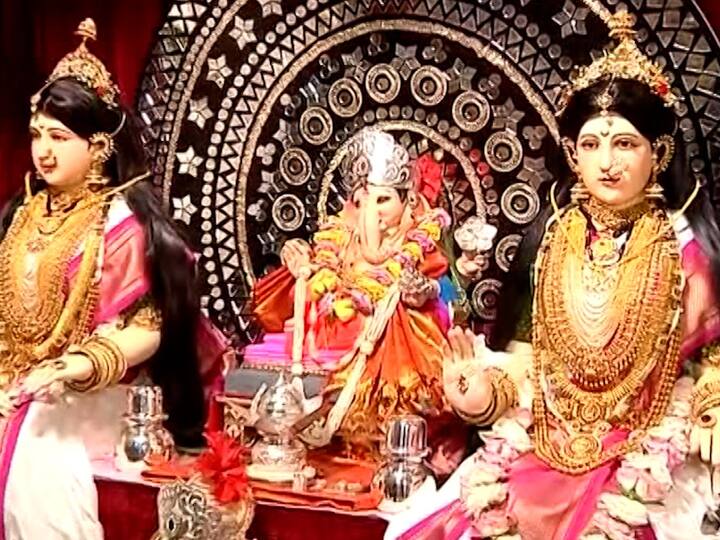 पश्चिम जर्मनीतील एका कारागिराने चार महिने मेहनत घेत या मूर्ती साकारल्या आहेत. फायबरच्या जरी वाटत असल्या तरी त्या शिवण या भरीव लाकडापासून बनवण्यात आल्या आहेत.