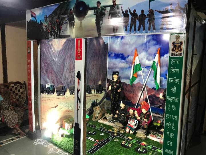 यावेळी गरुड कुटुंबाकडून देखाव्यातून सैनिकांना मानवंदना देण्यात आली आहे.