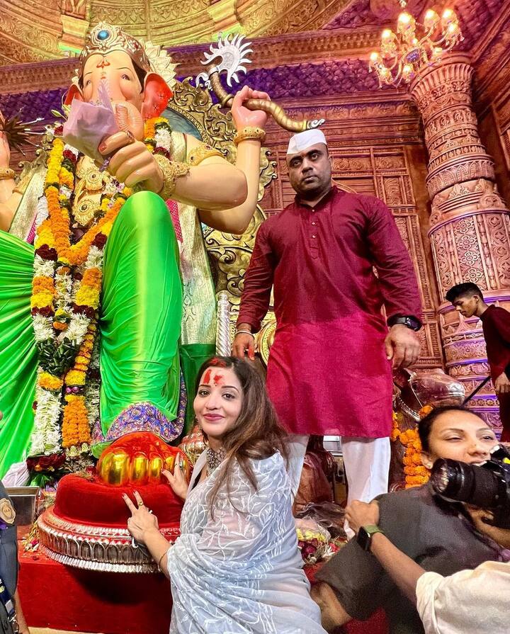 लालबाग के राजा के चरणों में बैठकर मोनालिसा ने आशीर्वाद प्राप्‍त किया और याद के तौर पर तस्‍वीरें भी खिंचवाईं.